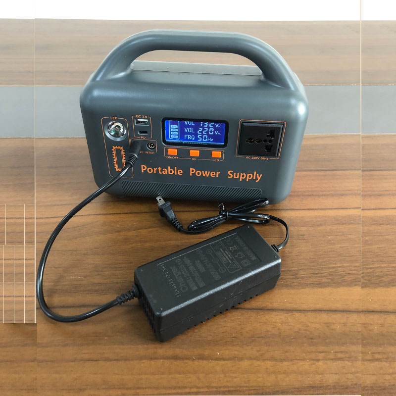 محطة طاقة محمولة للطوارئ في ال - مراجعة Solar Emergency Charger وسعره